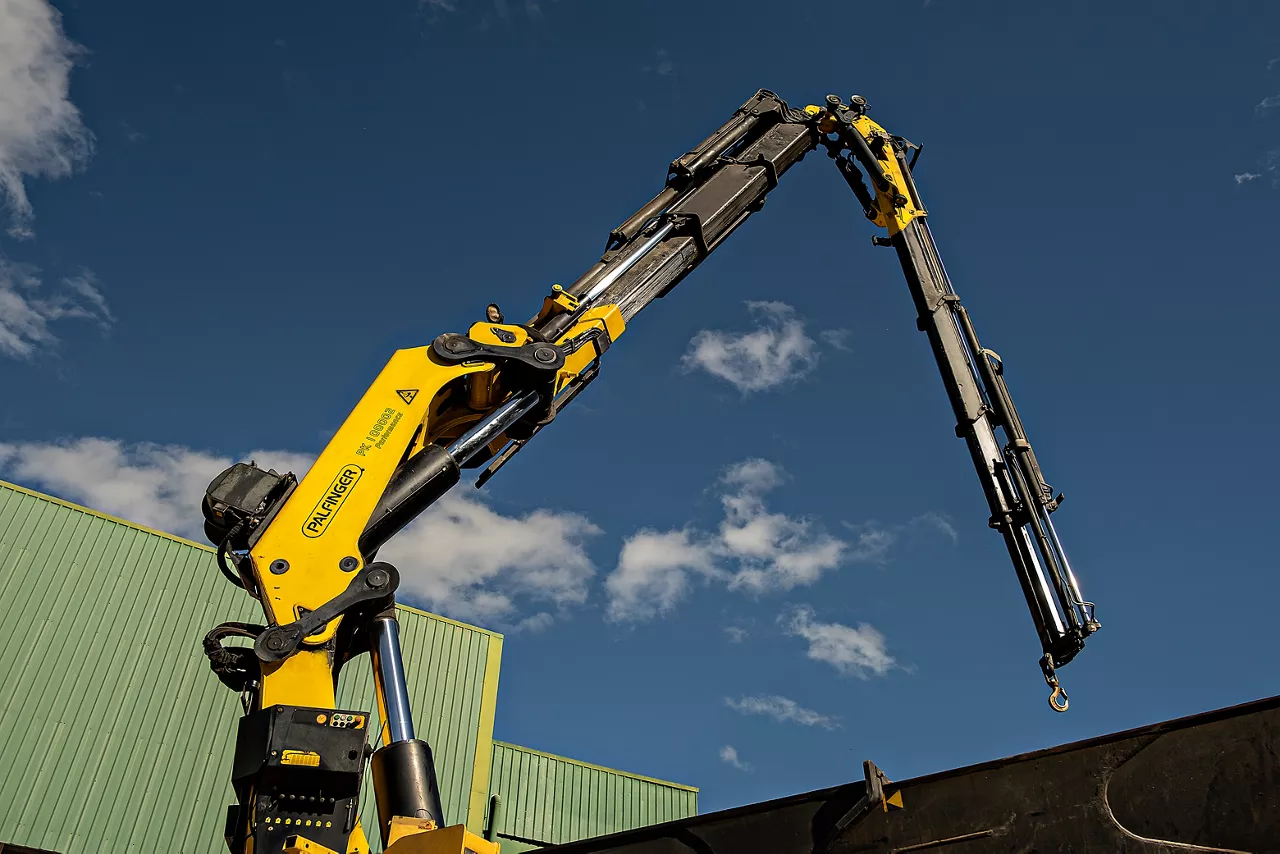 Grúa para el movimiento e instalación de paneles solares